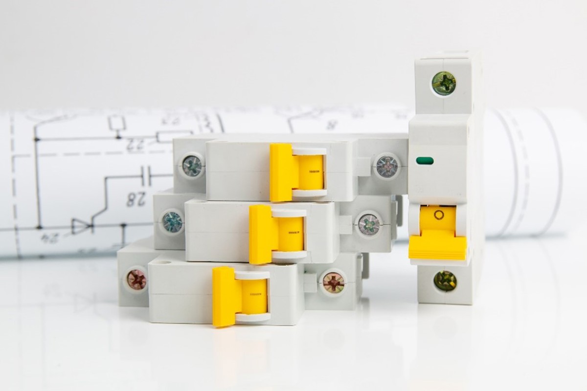 Derating grouped circuitbreakers within a consumer unit due to mutual